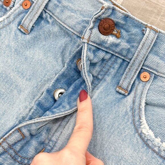 Madewell Relaxed Denim Cut-Off Shorts in Cedarcroft Wash Light Denim Size 26 - Picture 8 of 16